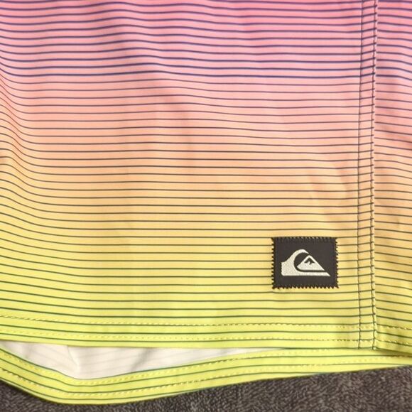 Quiksilver Boys Surfsilk Massive 17 Boardshort Swim Trunk - Picture 5 of 8